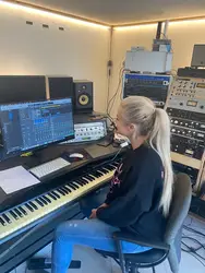 Cathrina Melody Performance auf einer Bühne in Bayern